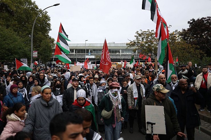 Zum Jahrestag des Hamas-Angriffs wird in Berlin gegen das Vorgehen Israels im Gazastreifen demonstriert. - © Jörg Carstensen/dpa