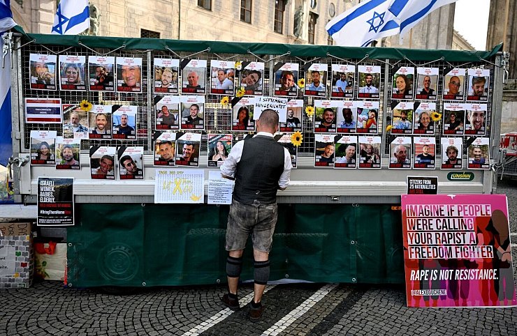 In München wird auf die noch immer von der Hamas festgehaltenen Geiseln erinnert. - © Felix Hörhager/dpa