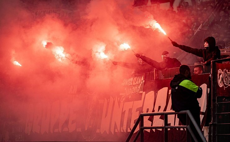 Fans mit Pyrotechnik beim Spiel Hannover 96 gegen Eintracht Braunschweig. - © Axel Heimken/dpa