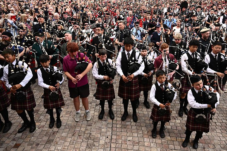 Ganz junge Teilnehmer waren ebenso dabei wie ein 98-Jähriger, der seit 84 Jahren Dudelsack spielt. - © Joel Carrett/AAP/dpa