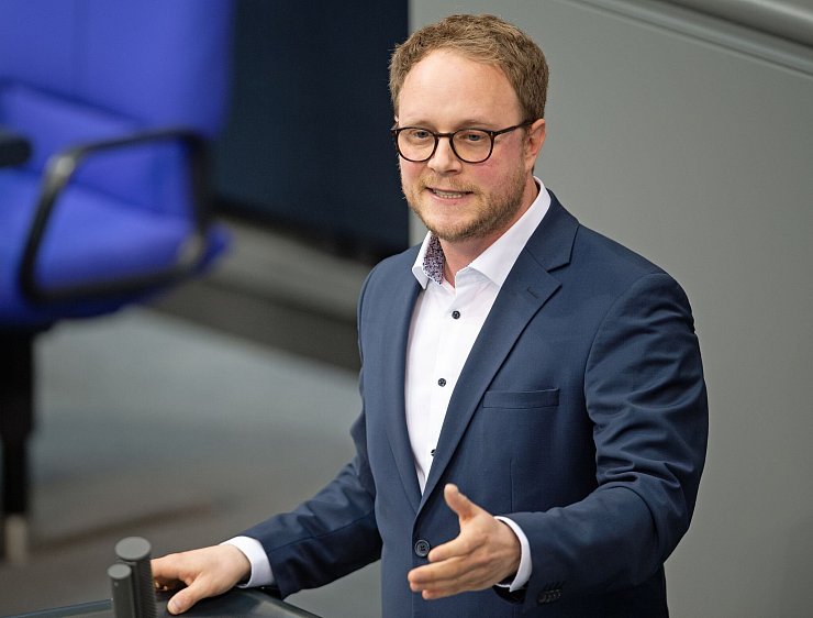 Grünen-Innenpolitiker Marcel Emmerich sieht sich durch das Urteil aus Berlin bestätigt. (Archivbild) - © Jonathan Penschek/dpa