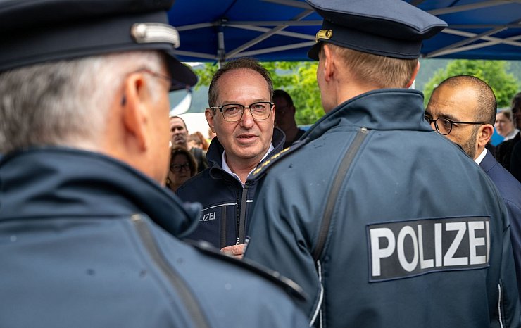 Kurz nach seinem Amtsantritt hatte der neue Bundesinnenminister Alexander Dobrindt (CSU) angeordnet, an den deutschen Grenzen auch Asylsuchende zurückzuweisen. (Archivbild) - © Peter Kneffel/dpa
