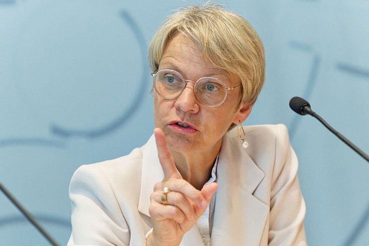 Bei Primarschülern sollte das Handy am besten bloß in der Schultasche bleiben, findet Ministerin Dorothee Feller. (Archivbild) - © Henning Kaiser/dpa
