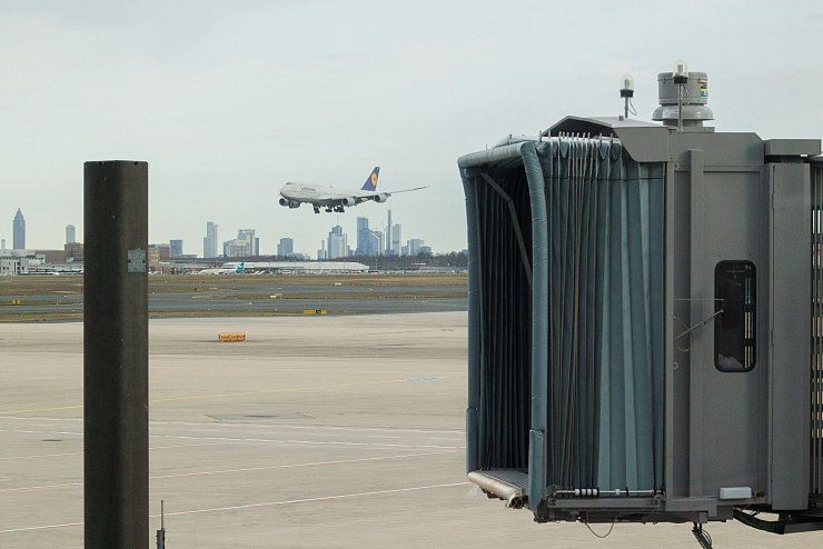 Wartet auf Anschluss: Eine Fluggastbrücke am neuen Terminal 3 des Frankfurter Flughafens. - © Lando Hass/dpa