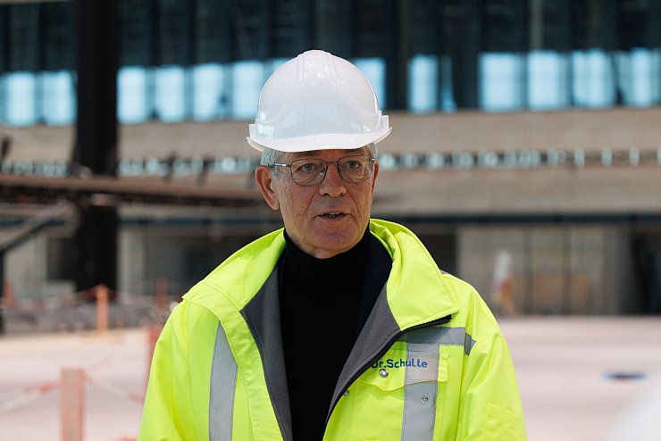 Sieht sich im Plan: Fraport-Chef Stefan Schulte. - © Lando Hass/dpa