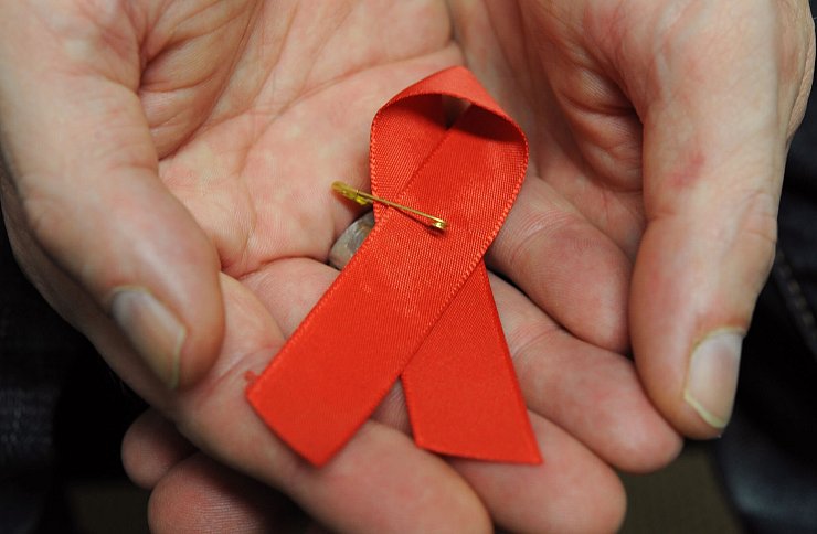 Dir rote Schleife ist ein Symbol der Solidarität mit HIV-Positiven und Aids-Kranken.(Archivbild) - © Arne Dedert/dpa