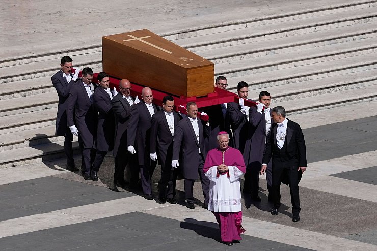Papst Franziskus gestorben: Der Sarg von Papst Franziskus wird zu seinem Begräbnis auf den Petersplatz im Vatikan getragen. - © Gregorio Borgia/AP/dpa