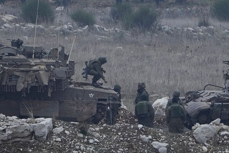 Israels Armee baut laut einem Bericht in der Pufferzone zu Syrien. (Archivbild) - © Matias Delacroix/AP/dpa