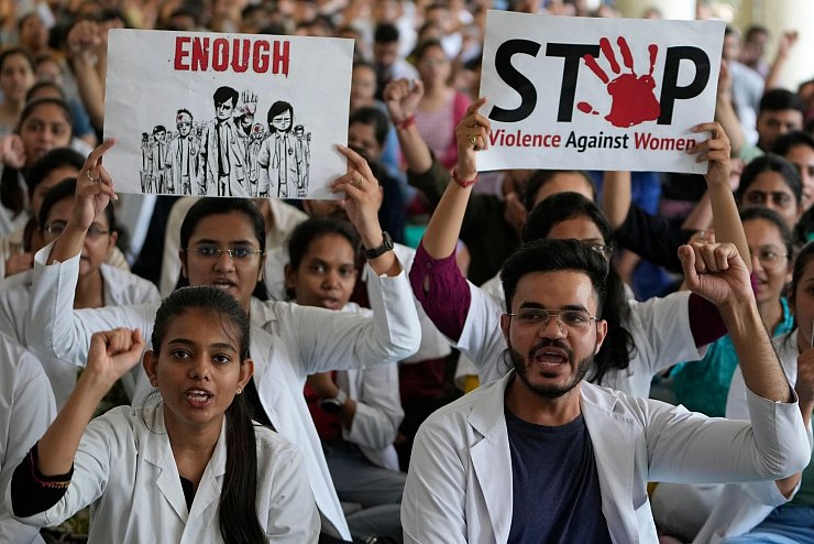 Die Vergewaltigung einer Ärztin, die an ihren Verletzungen starb, hatte in Indien im vergangenen Jahr eine Welle von Protesten ausgelöst. (Archivbild) - © Ajit Solanki/AP