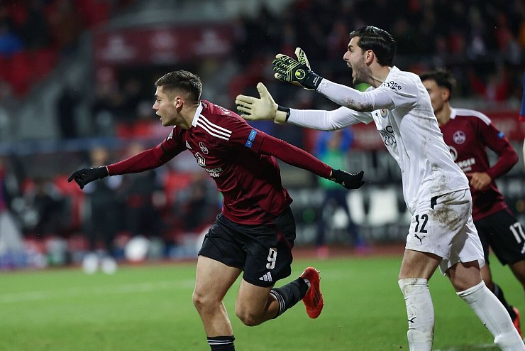 Stefanos Tzimas schlägt für Nürnberg zu. - © Daniel Löb/dpa