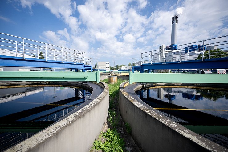 Zur sogenannten kritischen Infrastruktur zählen auch die Klärwerke großer Städte wie das Klärwerk Ruhleben der Berliner Wasserbetriebe. (Archivfoto) - © Sebastian Gollnow/dpa