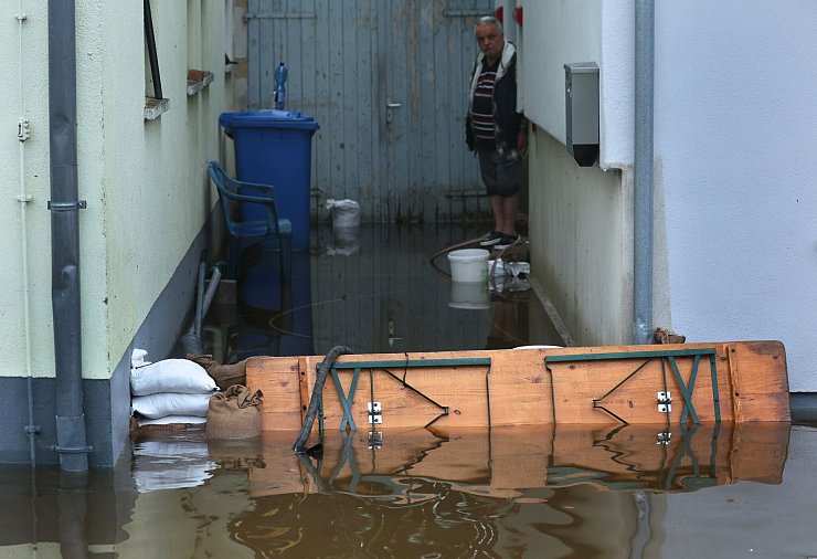 Ein Anwohner der Mindel versucht sein Hau vor dem Hochwasser zu schützen. - © Karl-Josef Hildenbrand/dpa