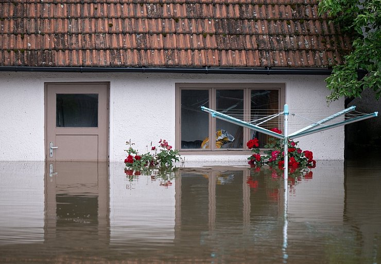 Ein Wäscheständer in einem überfluteten Garten in Reichertshofen. - © Sven Hoppe/dpa