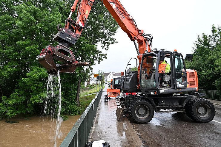 Ein Bagger holt Bruchholz aus dem Fluss Schussen. - © Felix Kästle/dpa