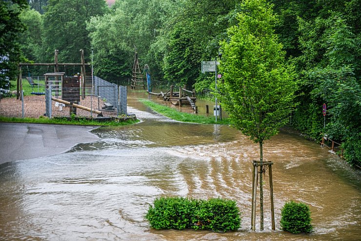 Teile von Leinzell sind überflutet, nachdem der Fluss Lein über die Ufer getreten war. - © Jason Tschepljakow/dpa
