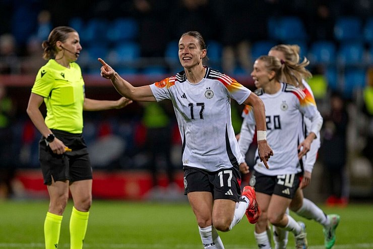 Verdientes Ausgleichstor: Abwehrspielerin Felicitas Rauch trifft zum 1:1. - © David Inderlied/dpa