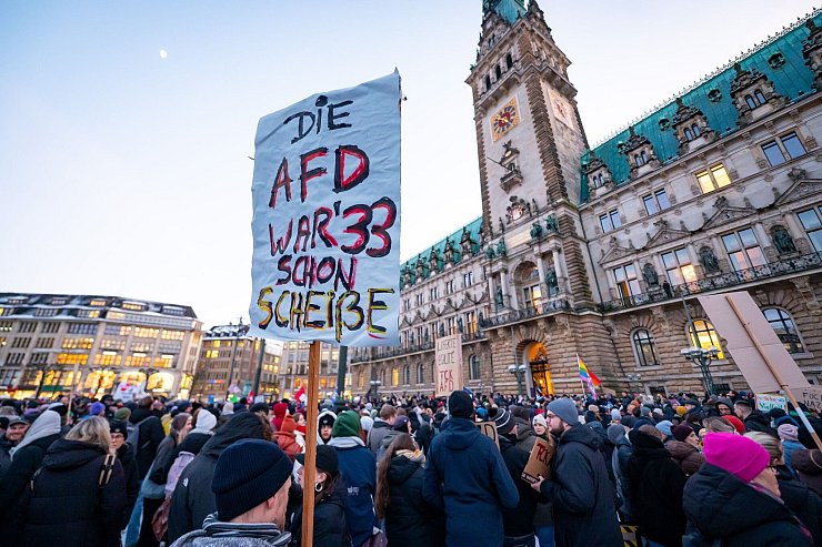 "Die AfD war\\\' 33 schon Scheiße": Mit diesem Schild wird in Hamburg gegen ein Zeichen des Widerstands gegen rechtsextreme Umtriebe gesetzt. - © Jonas Walzberg/dpa