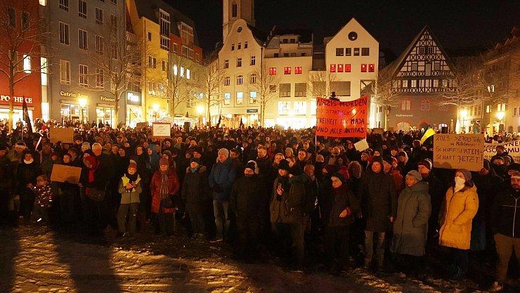 Auch in Jena folgten viele Menschen dem Aufruf zur Teilnahme an einer Demonstration gegen Rechtsextremismus. - © Bodo Schackow/dpa