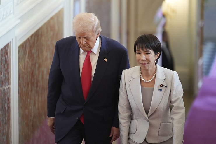 US-Präsident Trump und Japans neue Regierungschefin Takaichi betonen die Bedeutung ihrer Sicherheitsallianz. - © Mark Schiefelbein/AP/dpa