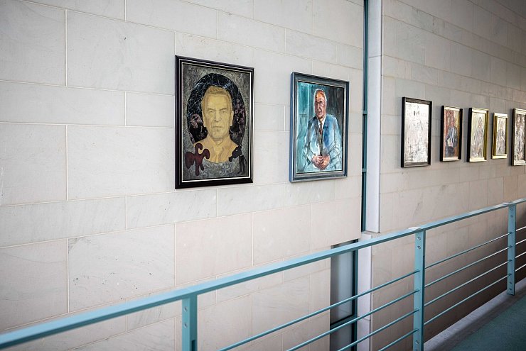 Zwei Plätze sind in der Porträtgalerie im Kanzleramt noch frei. - © Michael Kappeler/dpa