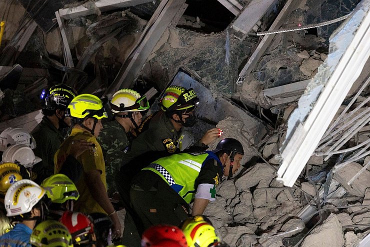 In Bangkok wurden nach dem Erdbeben immer noch Menschen vermisst. - © Wason Wanichakorn/AP/dpa