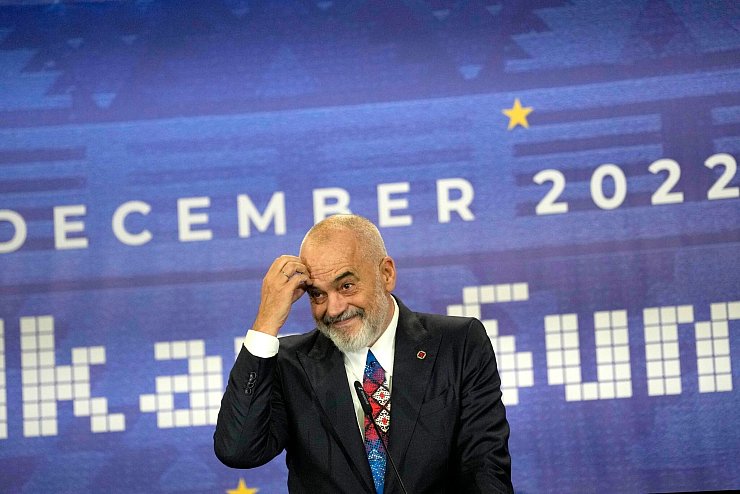 Albaniens Ministerpräsident Edi Rama plant "Vatikan" für muslimischen Bektashi-Orden - © Andreea Alexandru/AP/dpa