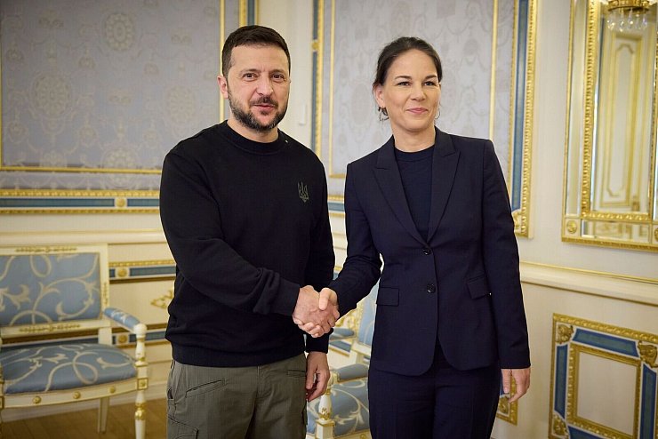 Baerbock (l.) gehört zu den treuesten Unterstützern des ukrainischen Präsidenten Selenskyj. (Archivbild) - © Uncredited/Ukrainian Presidential Press Office/dpa
