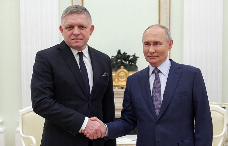 Der linkspopulistische slowakische Regierungschef Fico (l) traf Kremlchef Putin kürzlich in Moskau. (Archivbild) - © Gavriil Grigorov/Sputnik/Kremlin Pool/AP/dpa