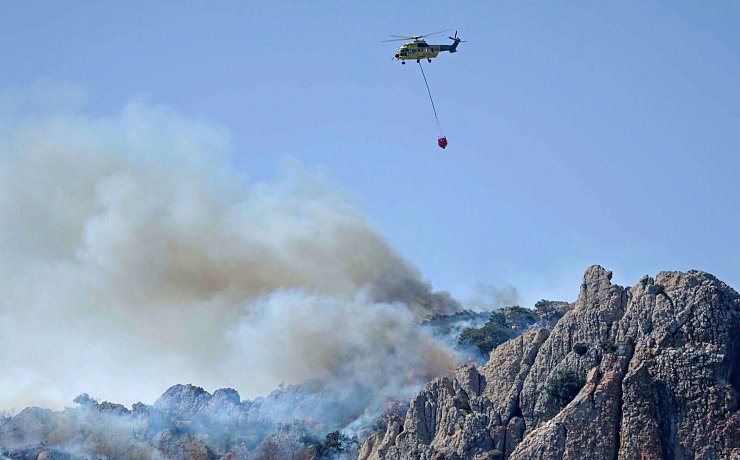 Im Sommer brennt es in Spanien fast immer irgendwo. - © Nono Rico/EUROPA PRESS/dpa