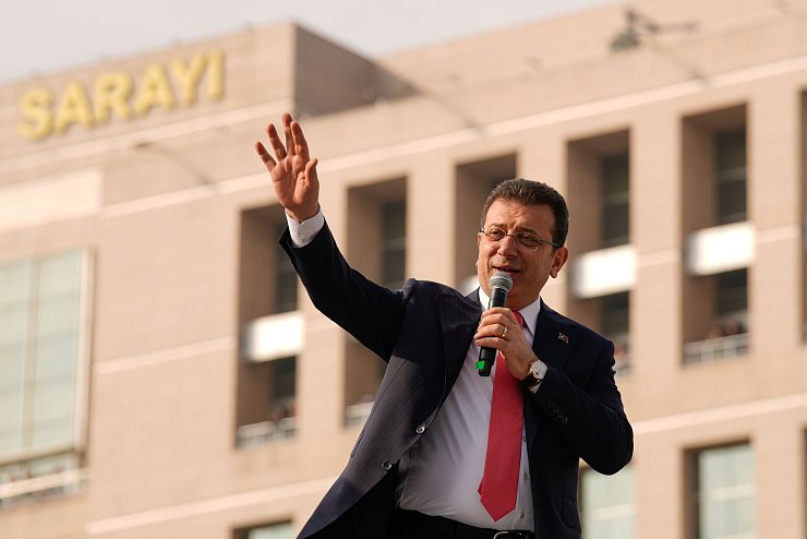 Der abgesetzte Istanbuler Bürgermeister Ekrem Imamoglu gilt als aussichtsreichster politischer Herausforderer von Präsident Recep Tayyip Erdogan. (Archivbild) - © Emrah Gurel/AP/dpa