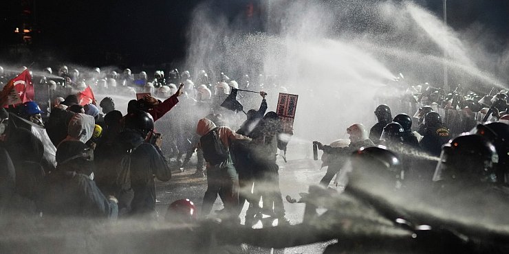 Bei den Protesten in Istanbul setzte die Polizei am Sonntagabend auch Wasserwerfer ein. - © Francisco Seco/AP/dpa