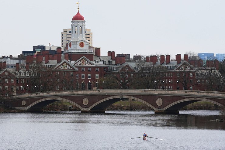 Die Harvard University in Cambridge in der Nähe von Boston (Massachusetts) an der US-Ostküste zählt zu den renommiertesten Hochschulen der Welt. (Archivbild) - © Charles Krupa/AP/dpa