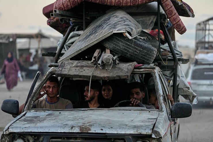 Palästinenser fliehen aus dem Norden des Gazastreifens (Archivbild) - © Jehad Alshrafi/AP/dpa