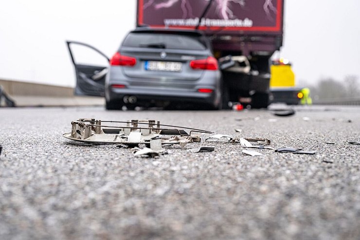 Ein zerstörtes Fahrzeug steht nach einem Unfall auf der Autobahn A3. (Archivbild) - © Armin Weigel/dpa