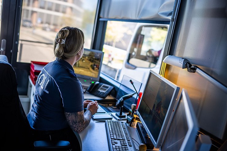 Eine Zollbeamtin arbeitet in einer Kabine zur Transitabfertigung von Lkws am Grenzübergang Weil am Rhein. Die US-Regierung hat in der vergangenen Woche umfangreiche Zölle angekündigt und damit für große Kursrutsche an den internationalen Börsen gesorgt. - © Philipp von Ditfurth/dpa