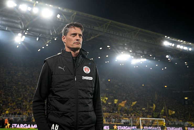 Ärgert sich über den Videoschiedsrichter: St. Paulis Trainer Alexander Blessin. - © Bernd Thissen/dpa