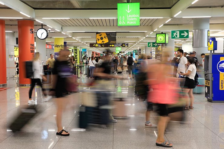 Keine Seltenheit: Hektik am Flughafen von Palma. (Foto Archiv) - © Clara Margais/dpa