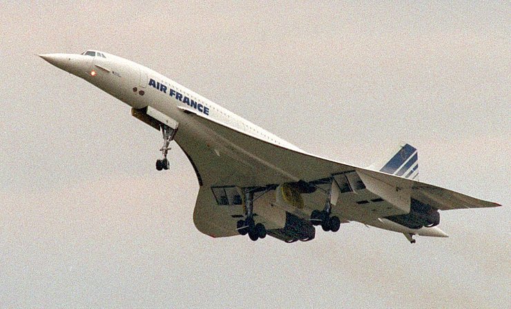 Die Unglücksmaschine rollte beim Start über ein von einem anderen Jet abgefallenes Metallteil, was zu einer Kettenreaktion und dem Absturz führte. (Archivbild) - © picture alliance / dpa