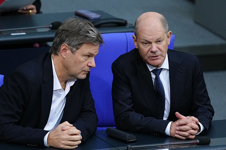 Beim Thema "Zustrombegrenzungsgesetz" waren sich die Parteien von Kanzler Scholz (SPD) und Wirtschaftsminister Habeck (Grüne) einig. - © Kay Nietfeld/dpa