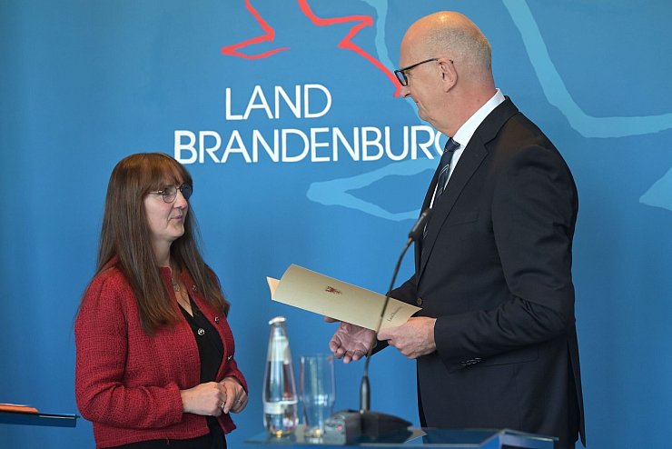 Sie hat ihren Rücktritt erklärt: Brandenburgs Innenminiserin Katrin Lange (SPD) bekommt aus den Händen von Ministerpräsident Dietmar Woidke die Entlassungsurkunde. - © Michael Bahlo/dpa