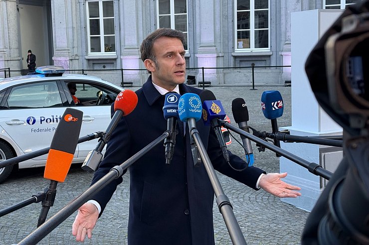 Frankreichs Präsident Macron wirbt für Entschlossenheit und Zusammenhalt aufseiten der EU. - © Ansgar Haase/dpa