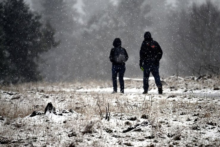 Das ist prima für einen Winterspaziergang, reicht aber noch nicht zum Skifahren. - © Federico Gambarini/dpa