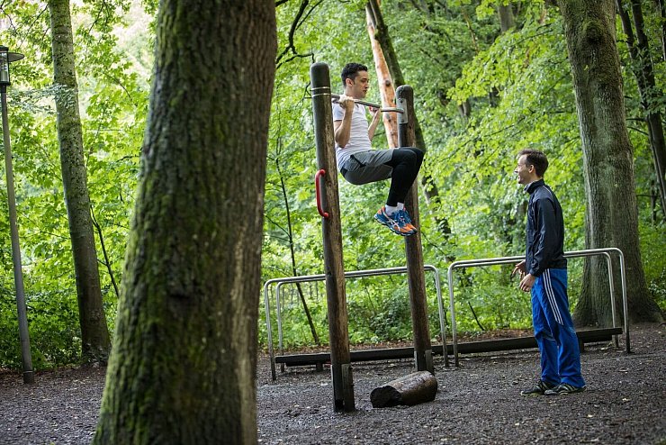 Im Fitnessstudio, im Park, zu Hause: Für Klimmzüge braucht es nicht mehr als eine Stange. - © Christin Klose/dpa-tmn