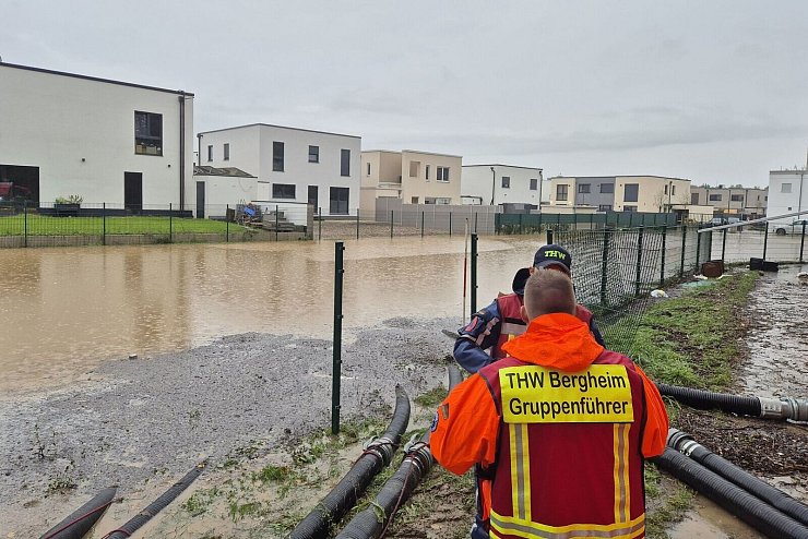 Vor einigen Häusern stieg am Morgen das Wasser. - © Sascha Thelen/dpa