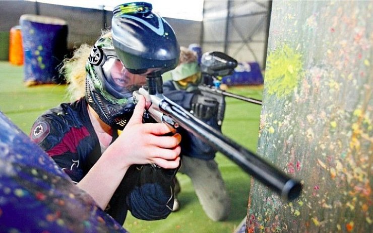 Schön in Deckung bleiben: Nicht von einer Farbkugel getroffen zu werden, die fremde Fahne zu reißen und gegnerische Spieler durch gezielte Farbtreffer vom Feld zu schicken, und das alles gegen die Uhr – das macht für die Spieler den Kick aus. Foto: Gerstendorf-Welle