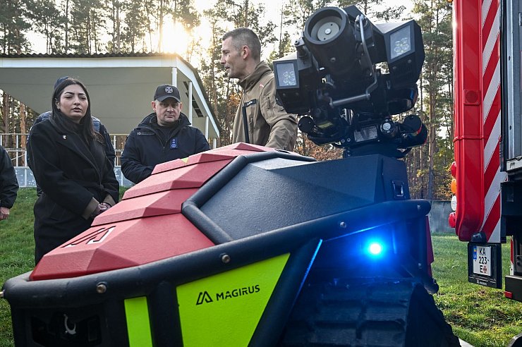 Der Löschroboter wurde von einer deutschen Firma entwickelt. - © Hendrik Schmidt/dpa