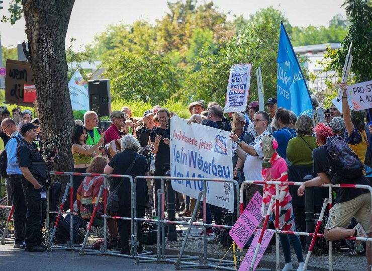 Rund 250 Gegnerinnen und Gegner der Verlängerung protestierten gegen die Inbetriebnahme. - © Soeren Stache/dpa