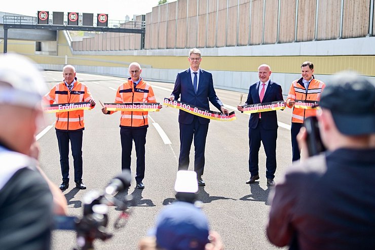 Verkehrsminister Patrick Schnieder (im Anzug links) und Berlins Regierender Bürgermeister Kai Wegner (beide CDU) eröffneten den 16. Bauabschnitt der A100 in Berlin. - © Sebastian Christoph Gollnow/dpa