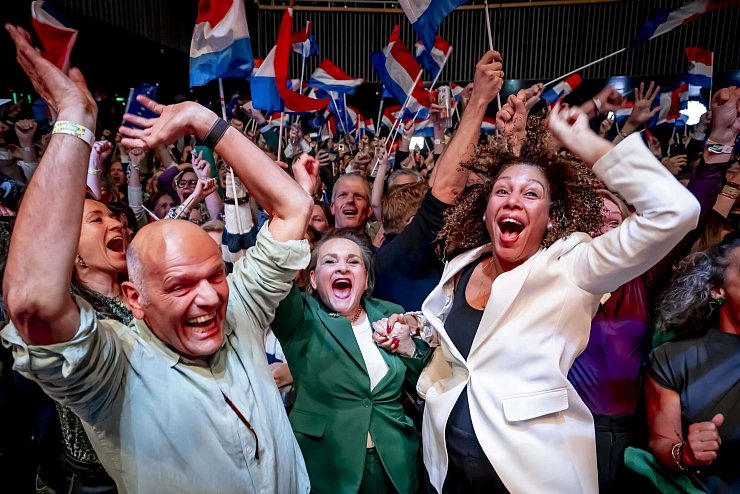 Die Mitte-Links-Partei D66 hat nach ersten Zahlen die Parlamentswahl in den Niederlanden gewonnen. - © Robin Utrecht/ANP/dpa