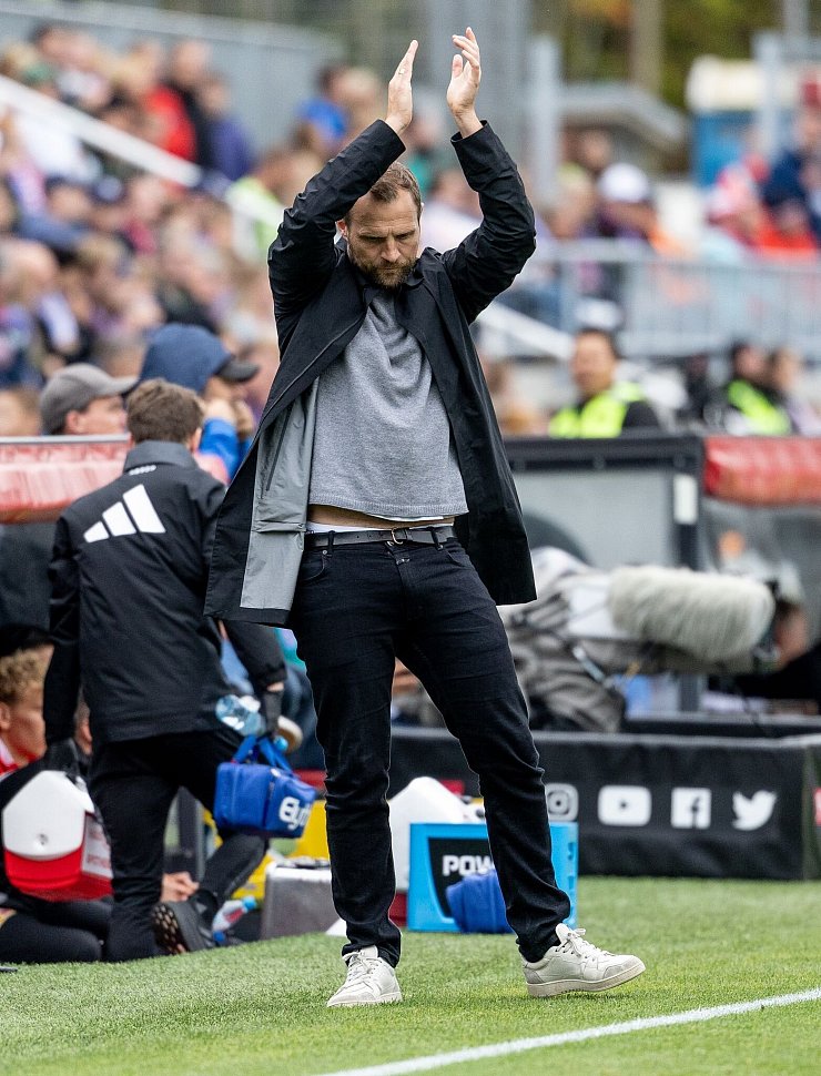 Sieht bei Tom Rothe noch Verbesserungspotenzial: Union-Trainer Bo Svensson. - © Axel Heimken/dpa